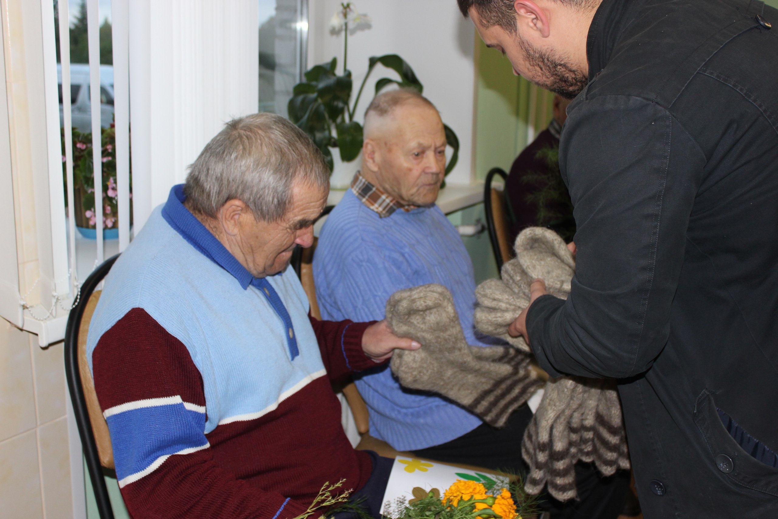 Члены Молодёжного парламента Кирилловского района посетили стационарное отделение для граждан пожилого возраста и инвалидов.