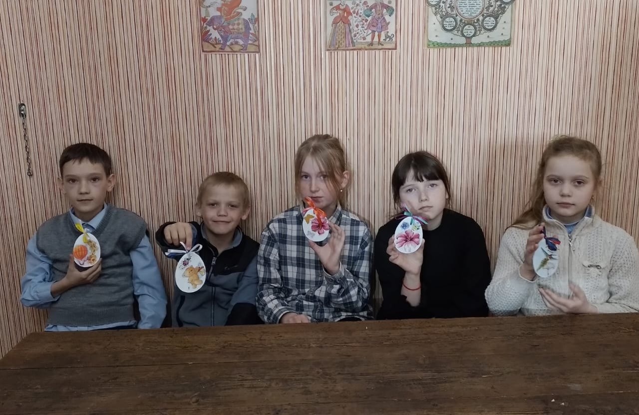 Ребята группы социальной адаптации "Непоседы" на мастер-классе в музее города