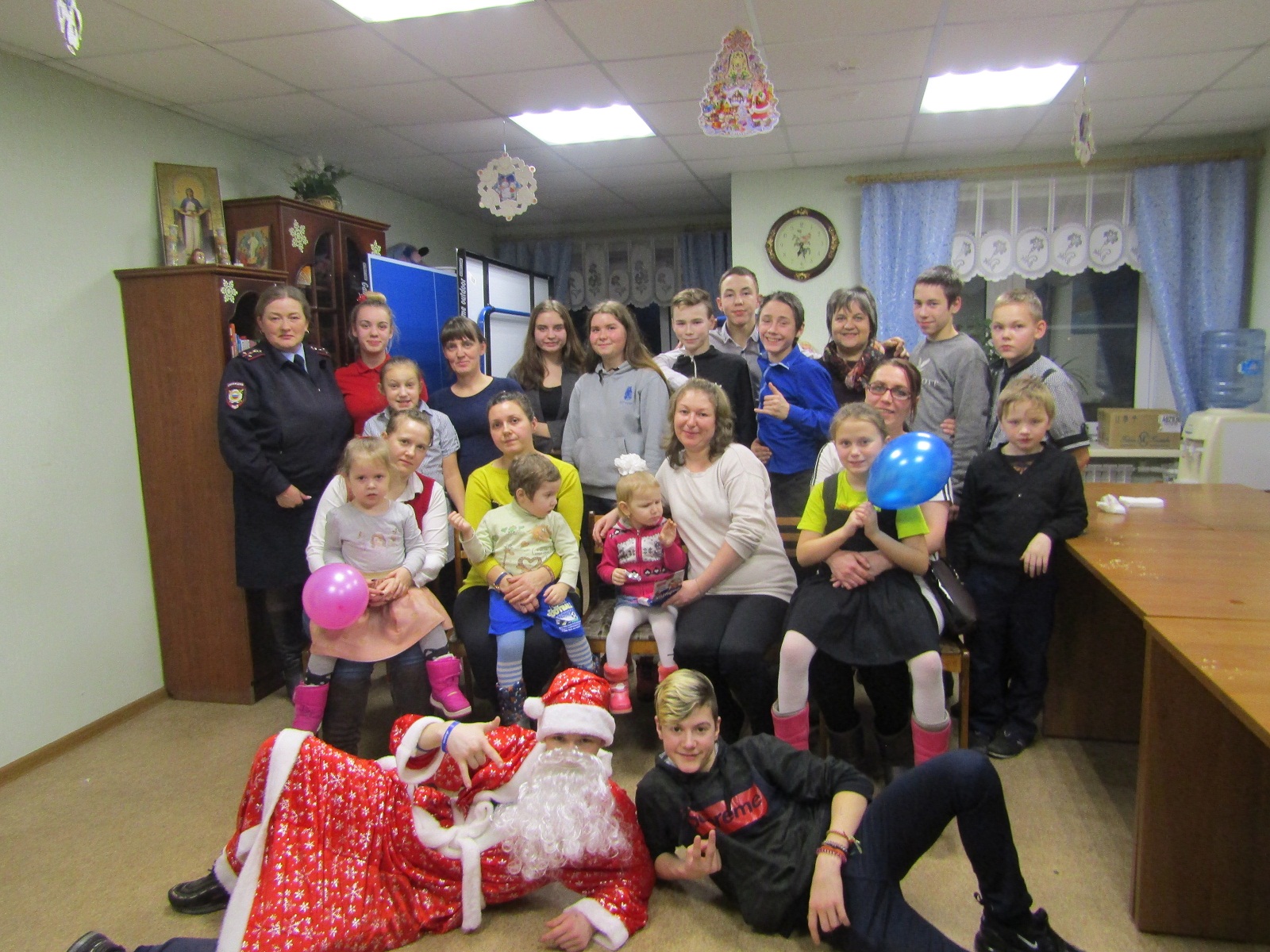 "Новогодние чудеса" для несовершеннолетних, посещающих клуб «Надежда» и их родителей