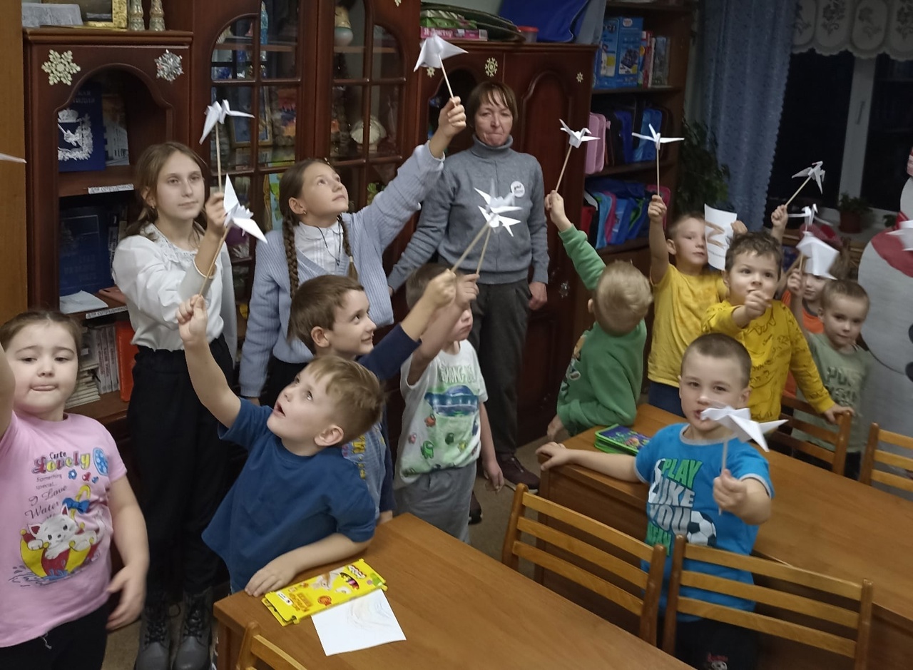  Могуча Россия на все времена — и в прежние годы, и ныне.  Героями наша Отчизна сильна -  Отечество славится ими.