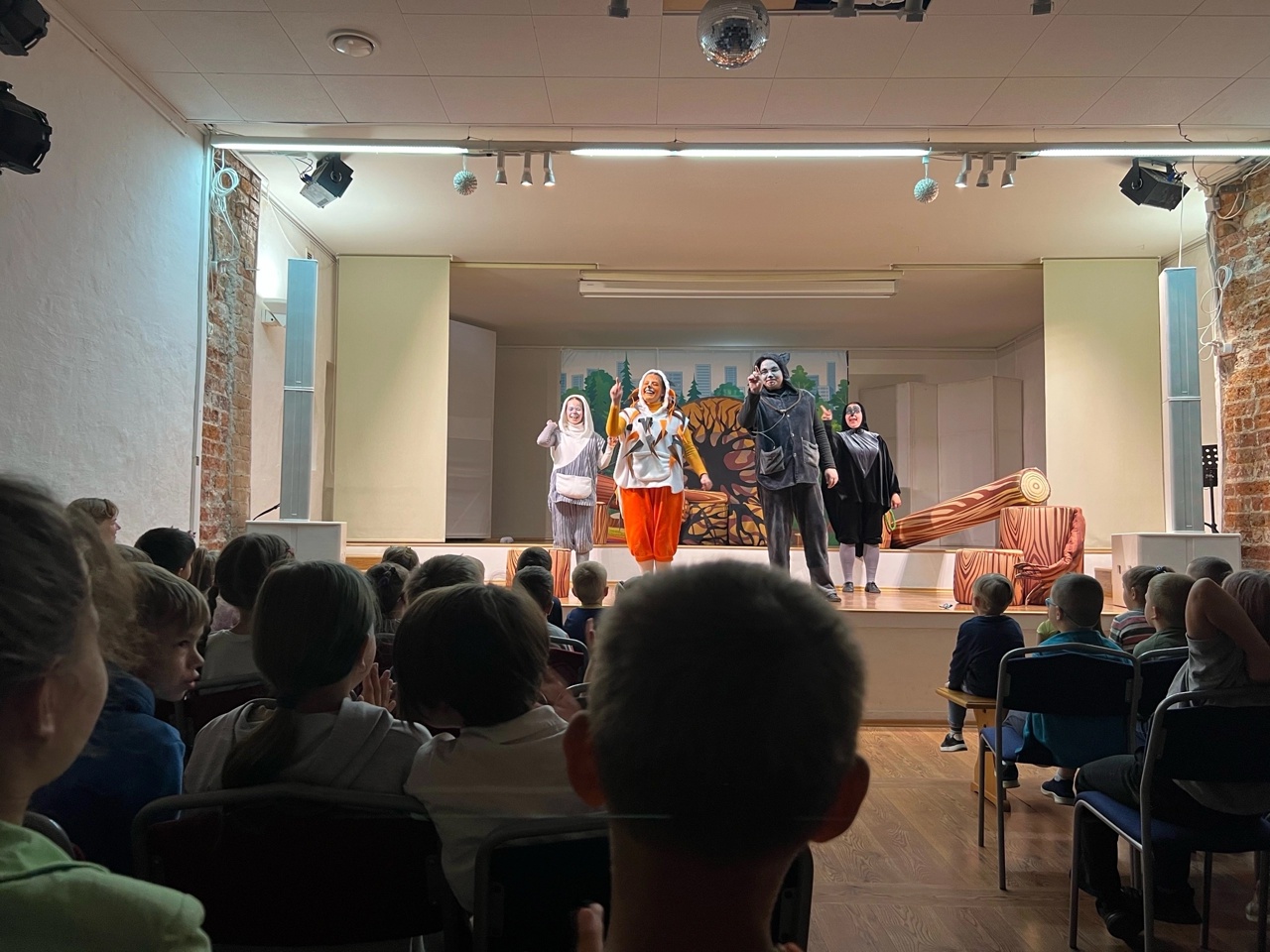 Юные получатели социальных услуг Комплексного центра посетили спектакль "Чисто лесная история"