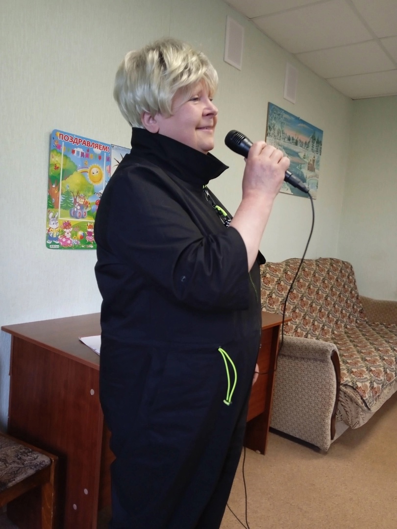 Программу «О любви немало песен сложено» провела волонтёр Татьяна Васса для работников Комплексного центра Кирилловского района.