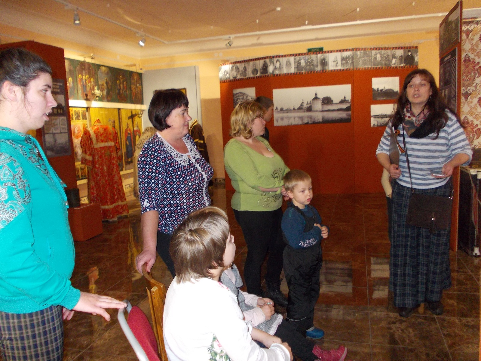 Выставка  «Черное. Белое. Красное».