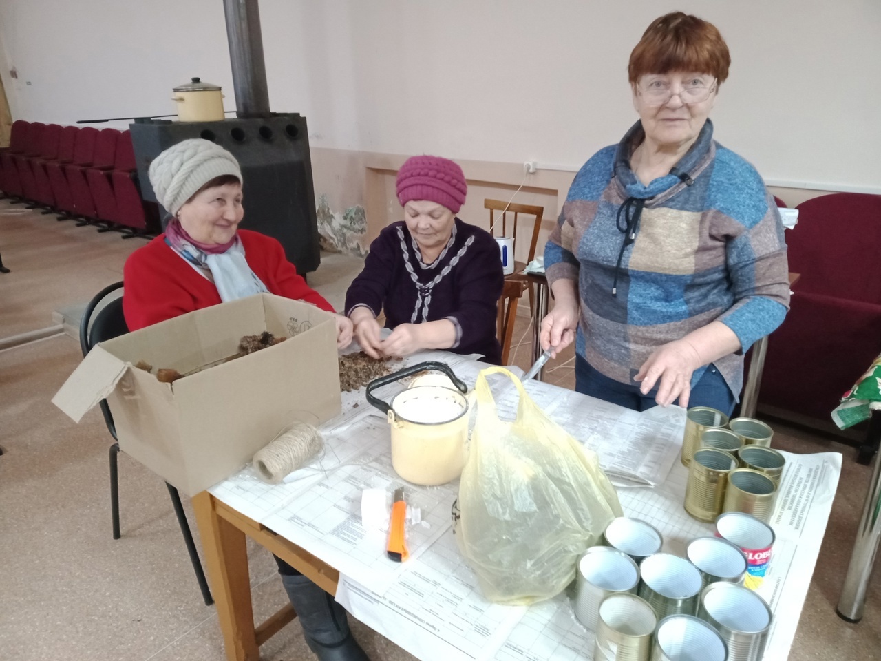 Окопные свечи делают волонтеры «серебряного» возраста в Волокославинском филиале центра активного долголетия «Забота»