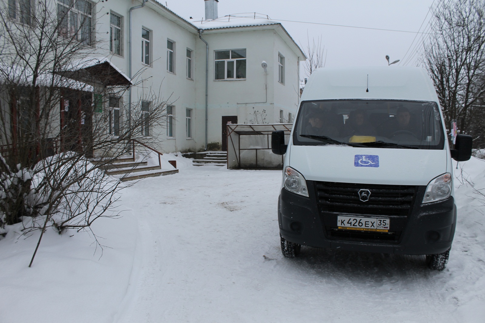 Доставка граждан старше 60 лет на вакцинацию