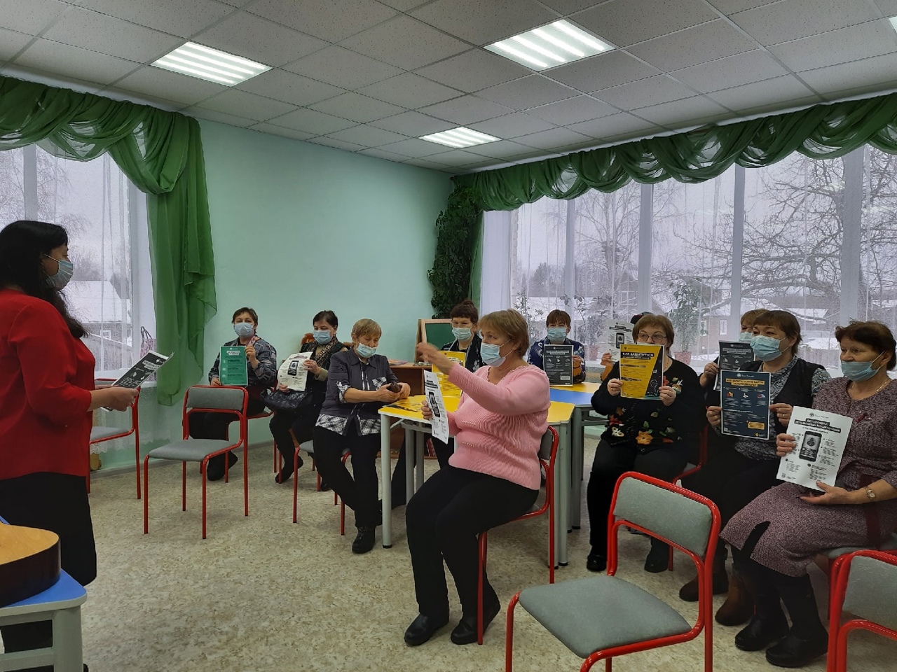 О финансовой грамотности серьёзно, а также в стихах и песнях рассказали "серебряные" волонтеры Кирилловского района