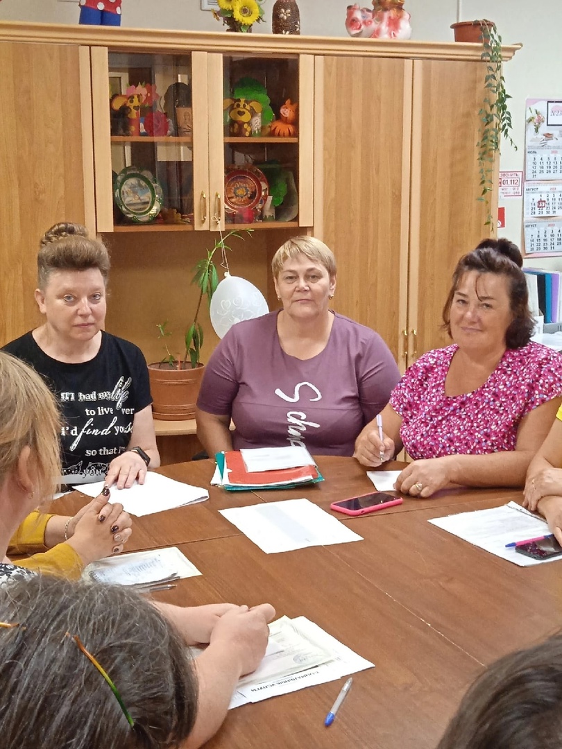 15 августа 2023 года в Комплексном центре Кирилловского  района состоялась рабочая встреча специалистов учреждения с социальными работниками отделения социального обслуживания на дому граждан пожилого возраста и инвалидов.