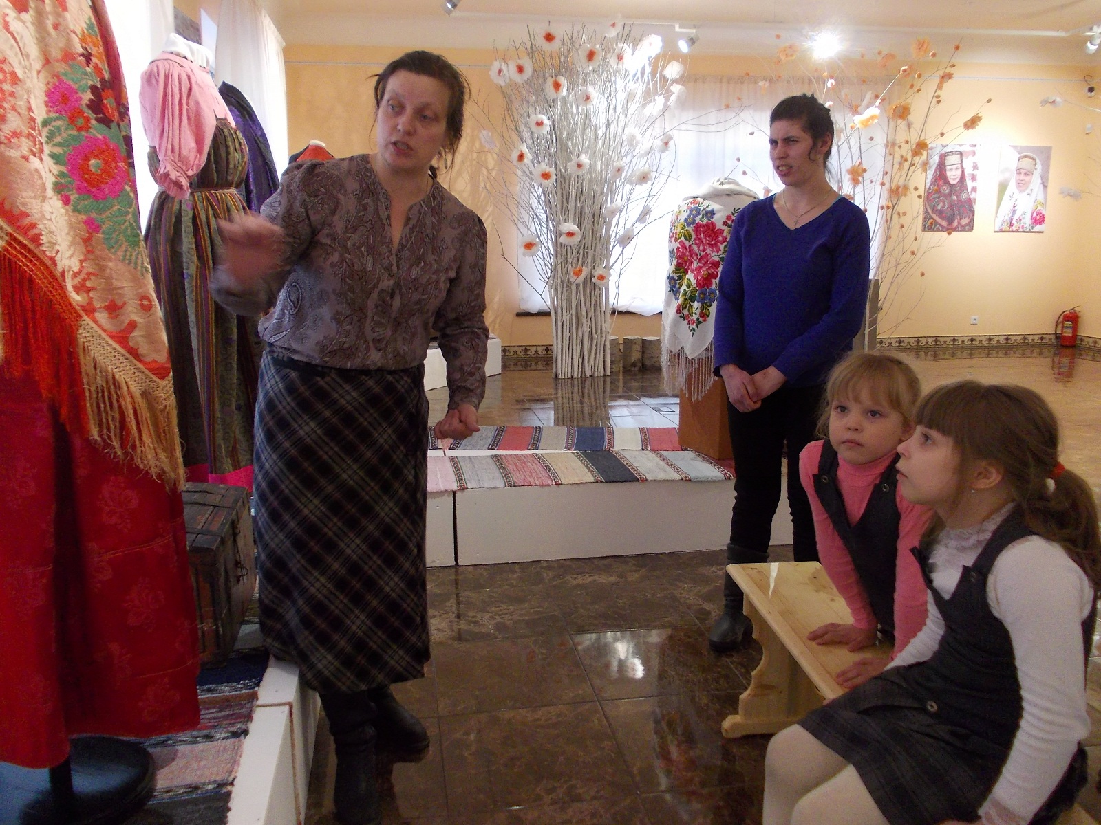 Экскурсия по выставке «Женский костюм. Детали»  Мастер-класс  «Птица Радость».