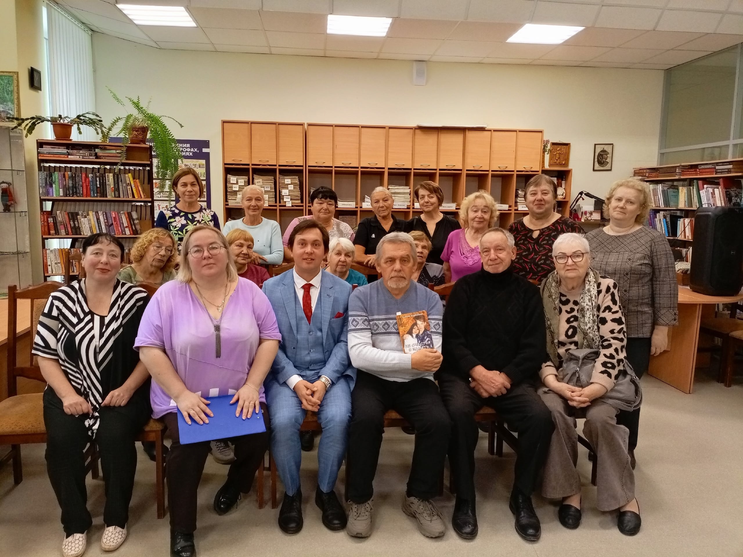 Душевный, трогательный вечер по творчеству Сергея Румянцева состоялся сегодня в библиотеке.