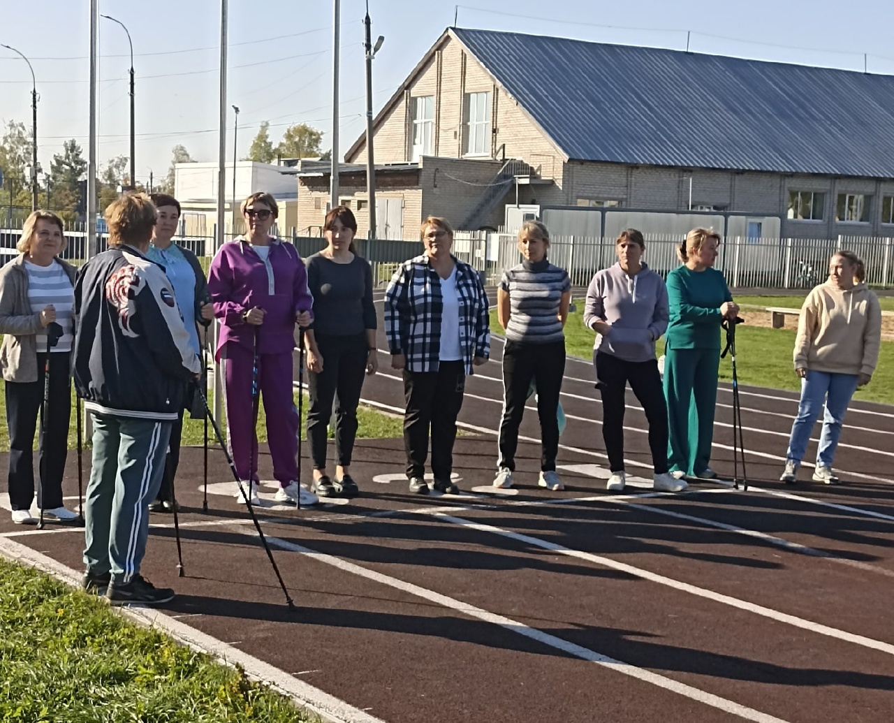 В рамках корпоративной программы " Укрепление здоровья на рабочем месте» для сотрудников Комплексного центра Кирилловского района 13 сентября Косыгина Татьяна Павловна провела обучающее занятие по северной ходьбе. 