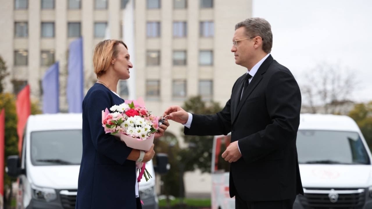 Губернатор Георгий Филимонов вручил ключи от нового транспортного средства нашим землякам - семье Романа и Наталии Полетаевых