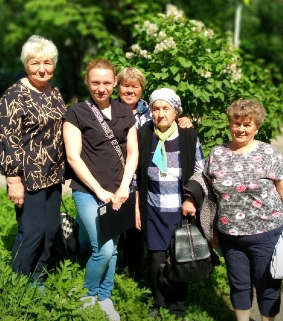 Наша коллега заботится о здоровье старшего поколения.