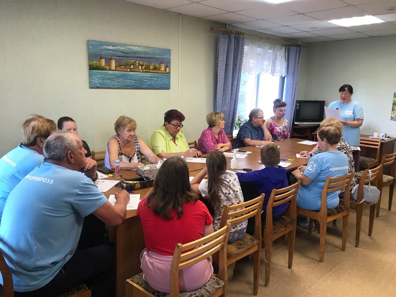 Кирилловские волонтеры «серебряного» возраста, совместно с детьми, пишут письма солдатам.